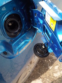 Как вытащить ключ из крышки бензобака на Lada XRAY