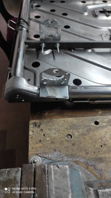 Как установить подлокотник заднего ряда сидений на Lada Vesta