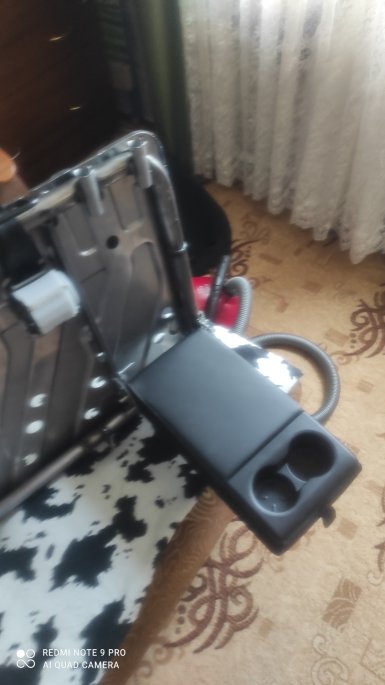 Как установить подлокотник заднего ряда сидений на Lada Vesta