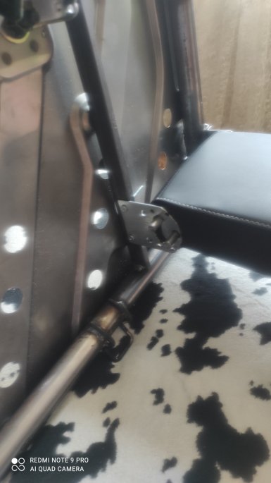 Как установить подлокотник заднего ряда сидений на Lada Vesta