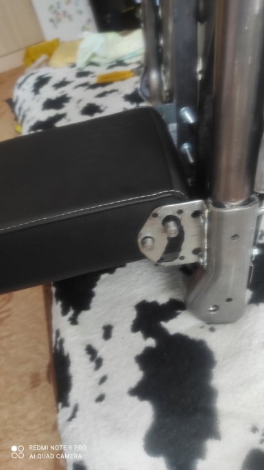 Как установить подлокотник заднего ряда сидений на Lada Vesta