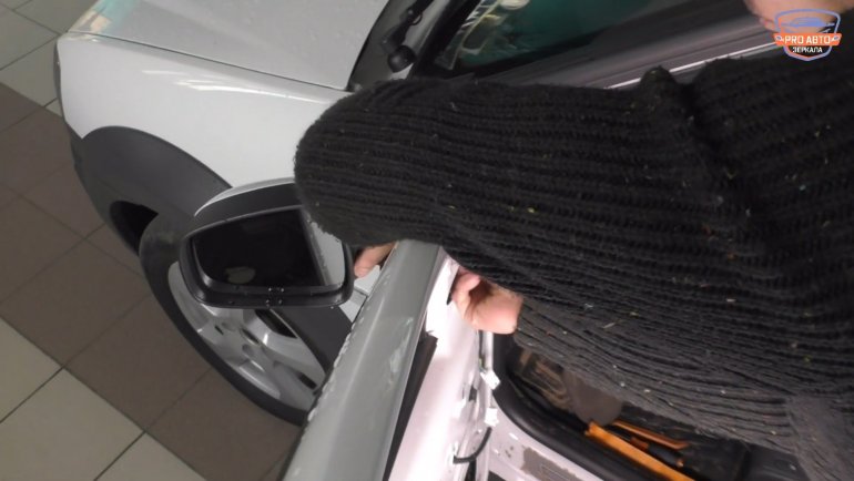 3. Снять зеркало боковое