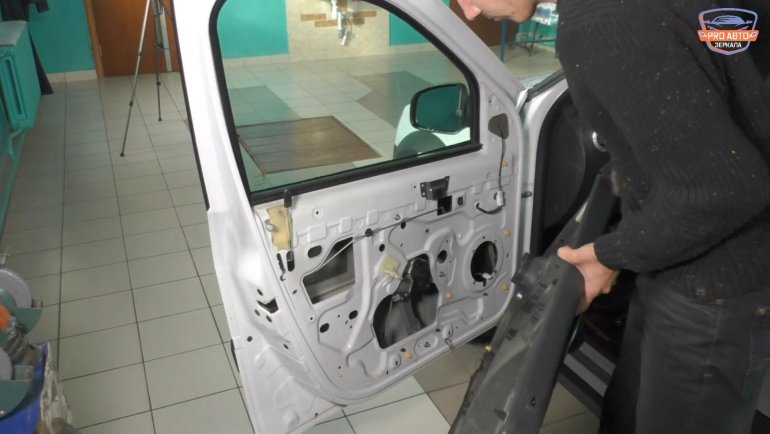 2. Снять обивку двери