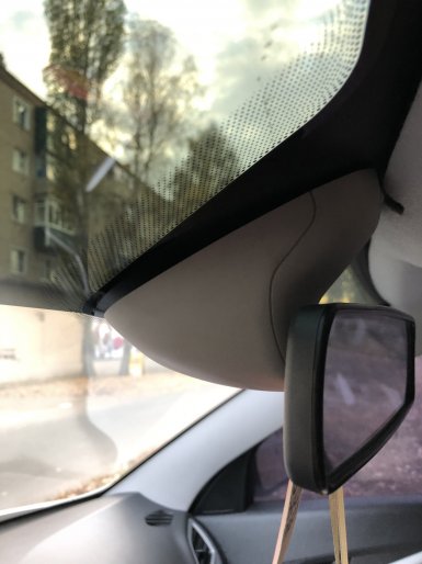 Установить зеркало в кронштейн и защелкнуть облицовку (нижнюю и верхнюю).