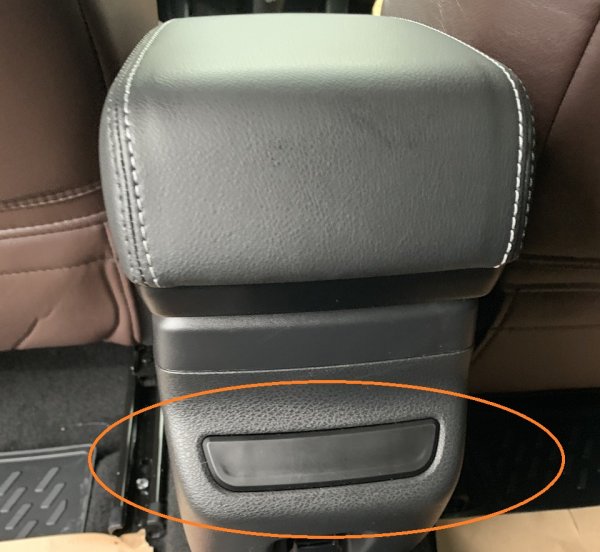 Заглушка подлокотника вместо розетки USB и выключателей обогрева для Lada Vesta, XRAY, Largus FL
