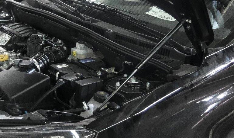 АВТОВАЗ ответил, почему газовые упоры капота не ставят на LADA с завода