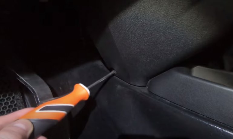 Вывернуть 2 винта крепления, по одному с каждой из сторон.