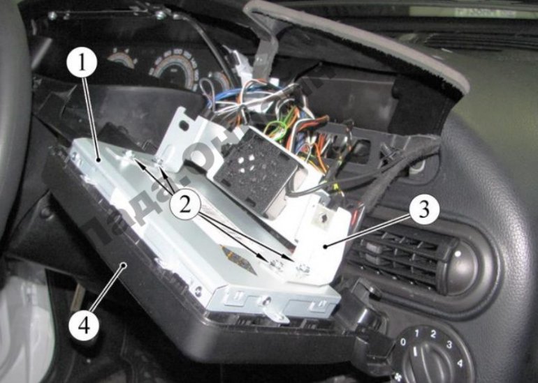 Рисунок 9-3 – Кронштейн дисплея мультимедийной системы
