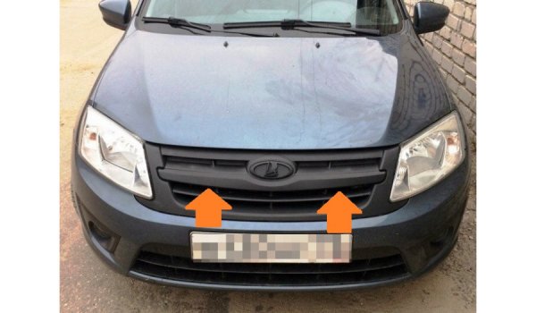 Накладка решетки радиатора (сабля) черная для Lada Granta