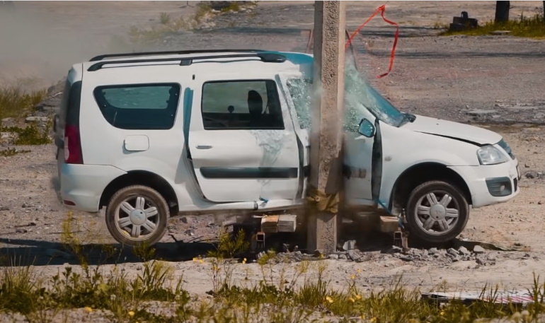 Народный краш-тест Lada Largus, боковой удар о столб