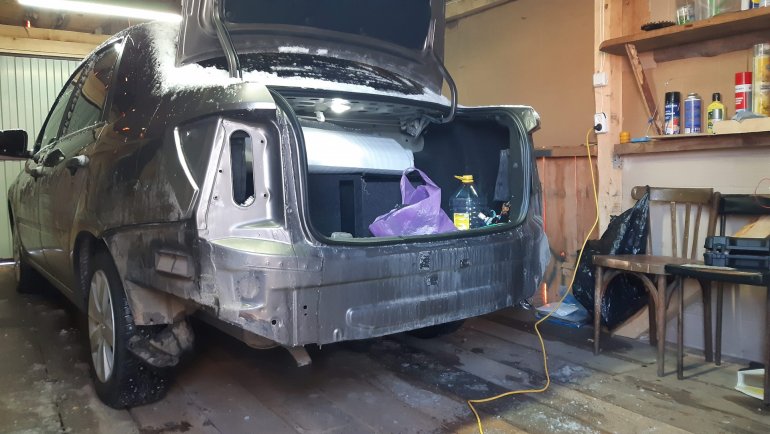 Снять задний бампер