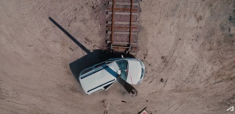 Краш-тест Lada Largus, боковой удар о столб