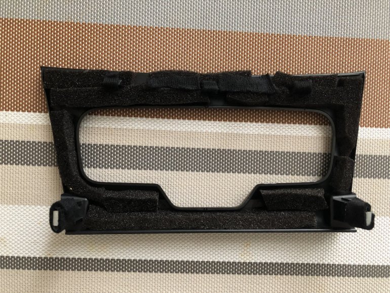 Снять накладку отопителя и корпус с нишей.