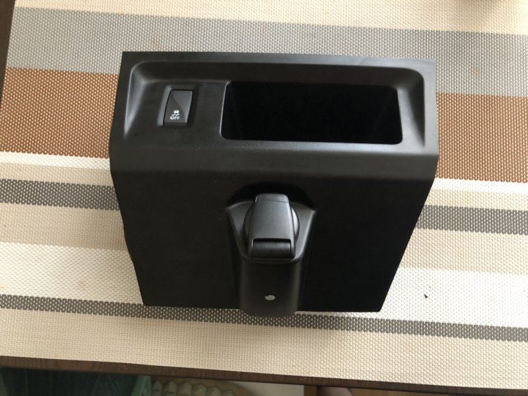 Делаем отверстие в корпусе под розеткой диаметром 6мм.