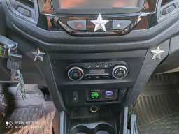 Индикатор напряжения и USB зарядка.