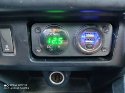 Индикатор напряжения и USB зарядка.