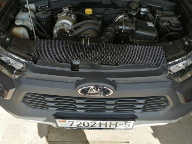 установка защитной сетки в решетку радиатора Lada Niva Travel