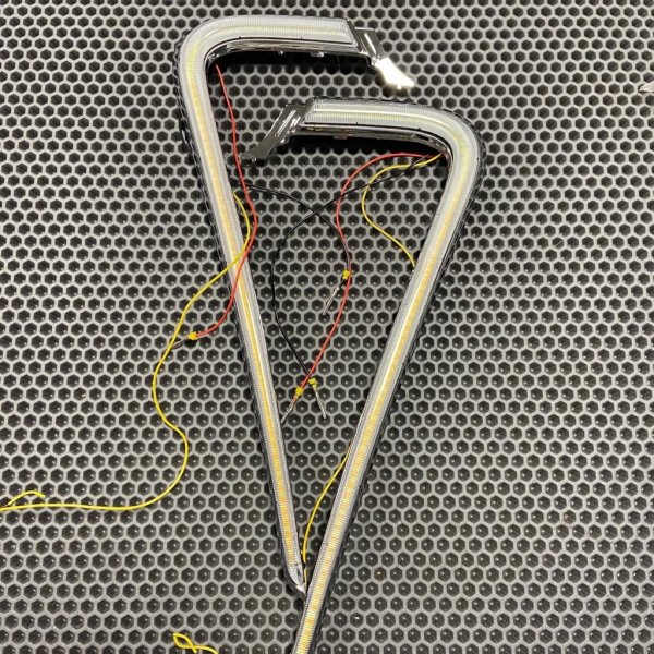 Светодиодные молдинги переднего бампера (ДХО и бегающие поворотники) для Lada Vesta