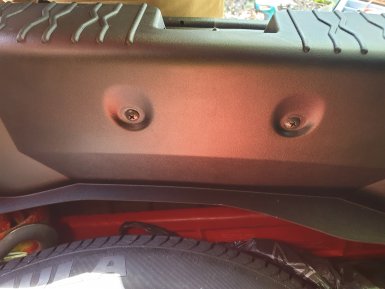 Как установить штатную облицовку порога двери багажника на Lada XRAY