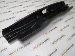 Как установить штатную облицовку порога двери багажника на Lada XRAY