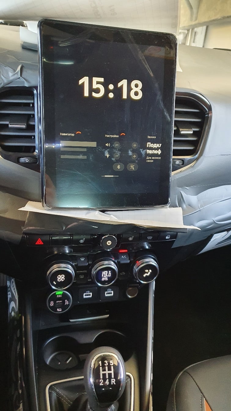 Первые живые фото салона Lada Vesta FL без камуфляжной пленки, новые подробности