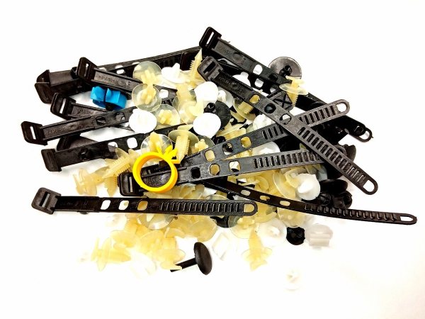 Набор пластиковых клипс и держателей для кузова Lada Niva Travel