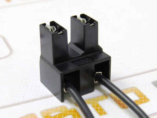 Разъем 926319-1 двухконтактный угловой для лампы H7 с проводами