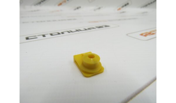 Держатель фланцевый под саморез универсальный пластиковый