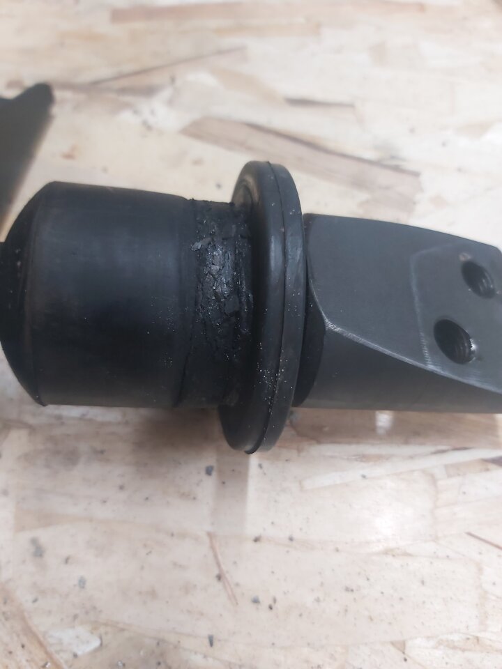 1 первое фото "как было на момент в моторном отсеке" дальше фото выработки и износ изделия