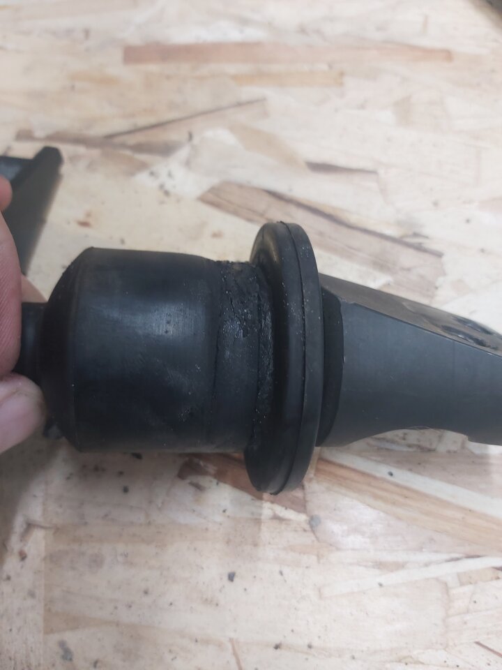 1 первое фото "как было на момент в моторном отсеке" дальше фото выработки и износ изделия