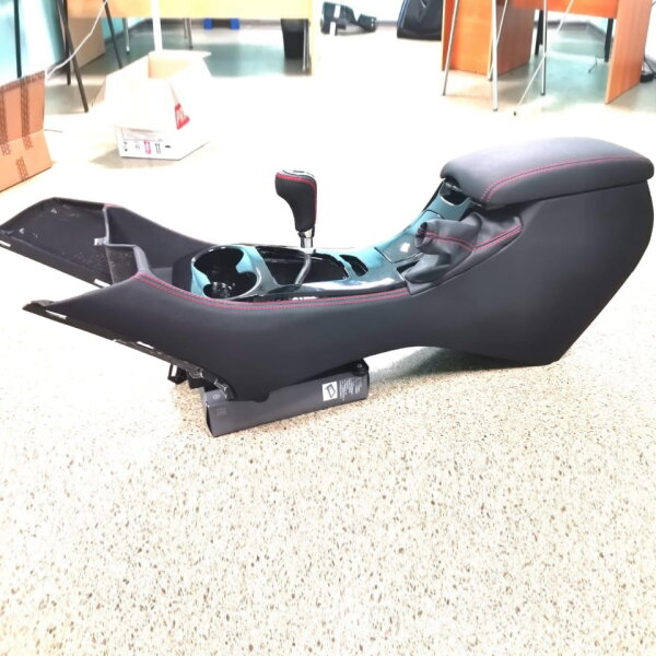 Эксклюзивная консоль с подлокотником для Lada Vesta