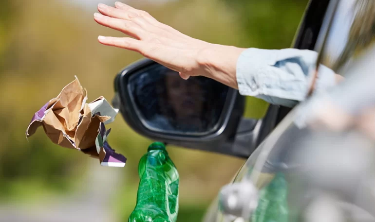 Ужесточили штраф за выброс мусора из автомобилей