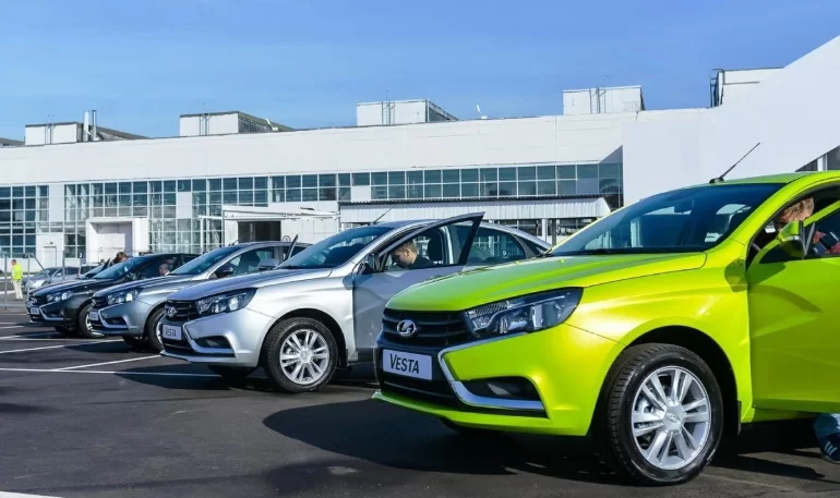 На Lada Vesta большой спрос, но модель не будут выпускать еще пол года