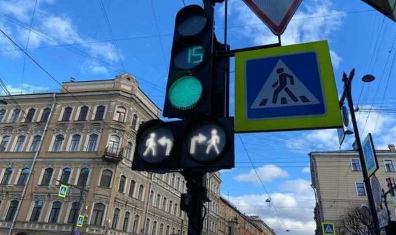 Появился новый сигнал светофора «пешеход и стрелка бело-лунного цвета»