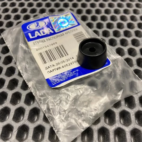 Втулка распорная крепления молдинга задней двери Lada Largus