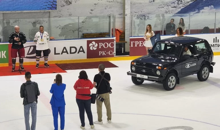 Президент АВТОВАЗа сыграл в хоккей и подарил Lada Niva Legend