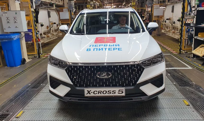 АВТОВАЗ начал выпуск Lada X-Cross 5 на заводе "Лада Санкт-Петербург"