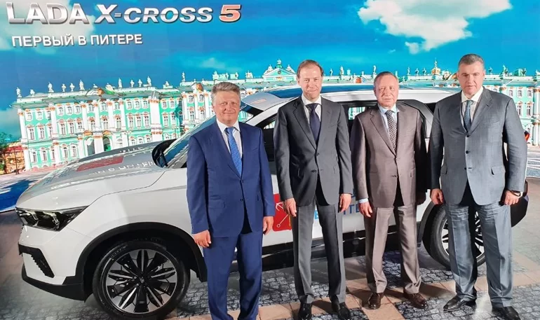 Первый серийный Lada X-Cross 5 купил лидер партии ЛДПР
