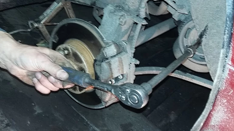 Как быстро открутить болт на шкиве коленвала ВАЗ?