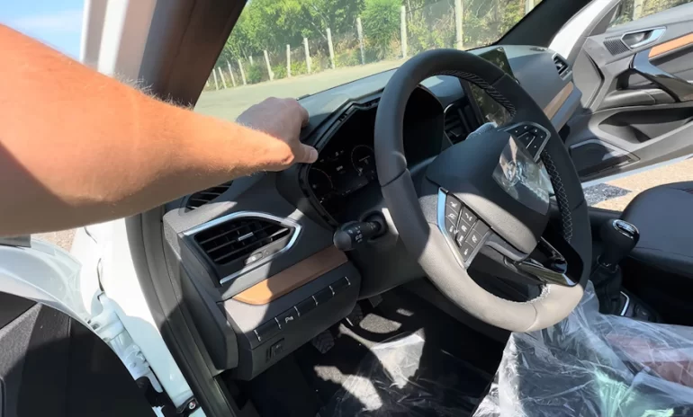 АВТОВАЗ отправляет дилерам LADA недоукомплектованные Lada Vesta и Niva Travel?