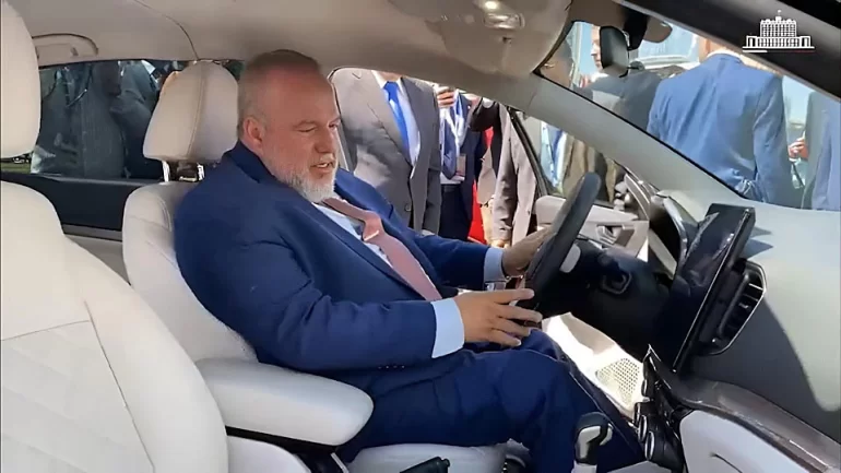 Чиновников в Петербурге хотят пересадить на автомобили LADA местного производства