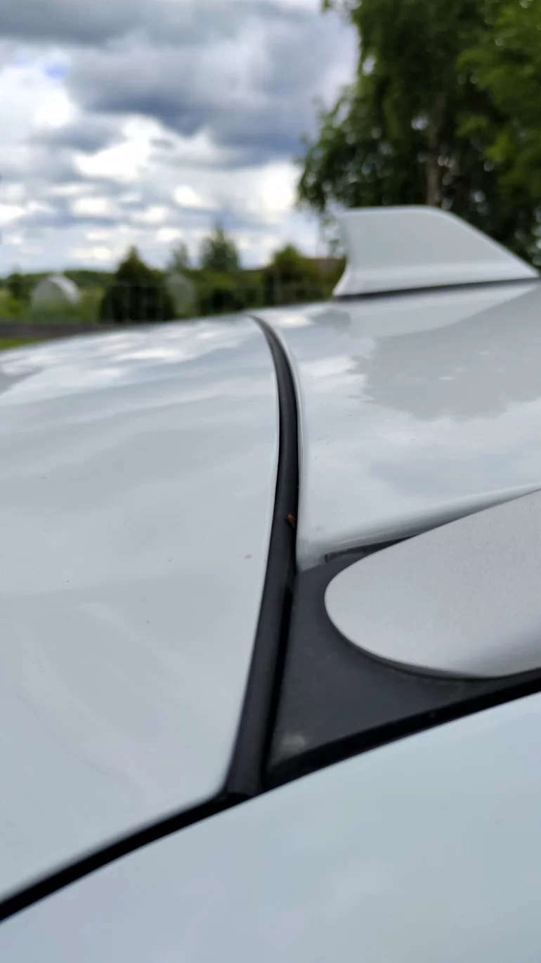 Как не допустить попадания льда в щели между спойлером и крышей