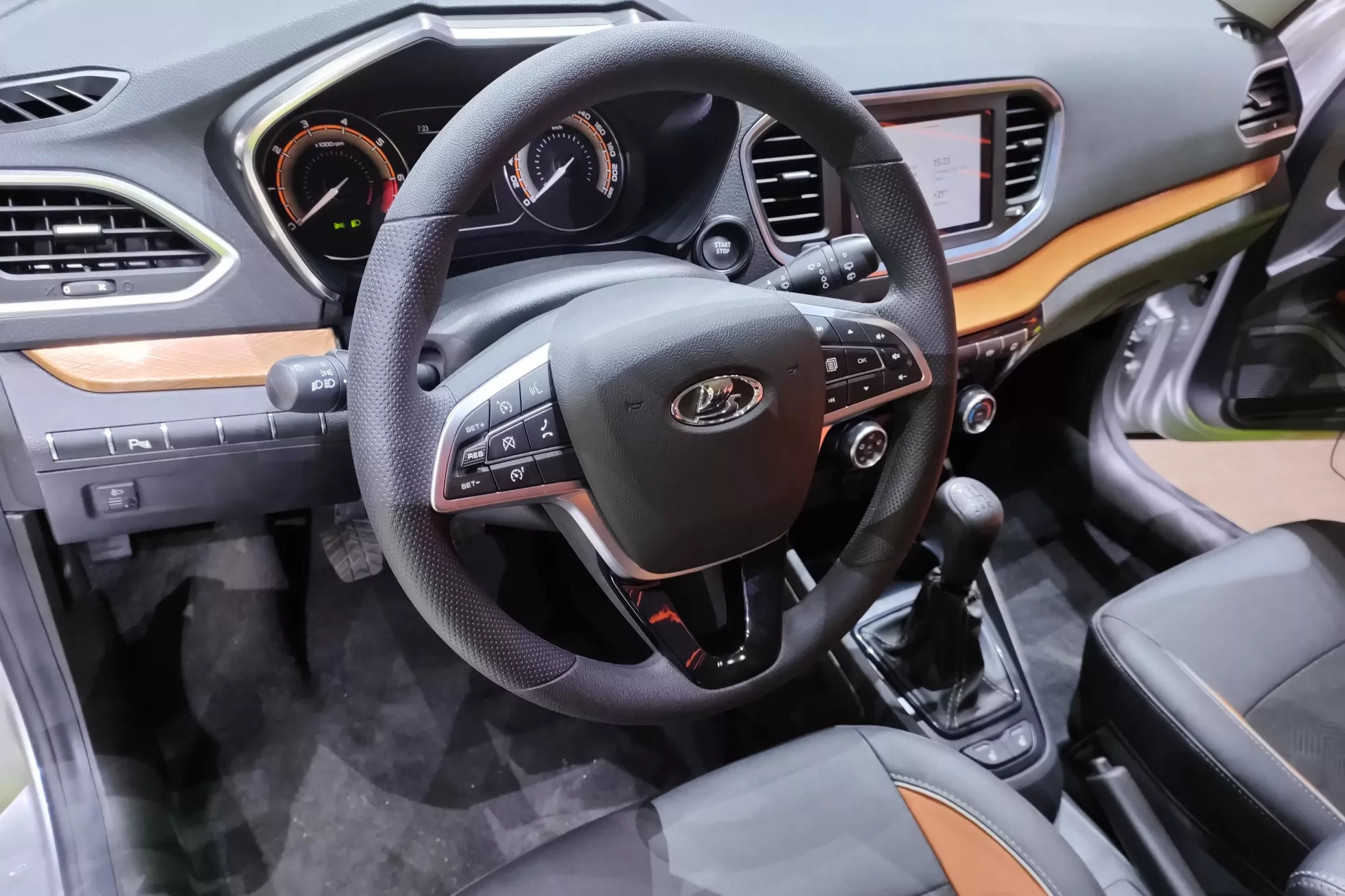 В Lada Vesta вернулся круиз-контроль. Названа стоимость машины с этой опцией