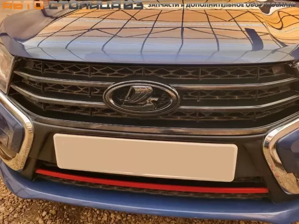 Накладка на передний бампер красная резиновая для Lada Vesta