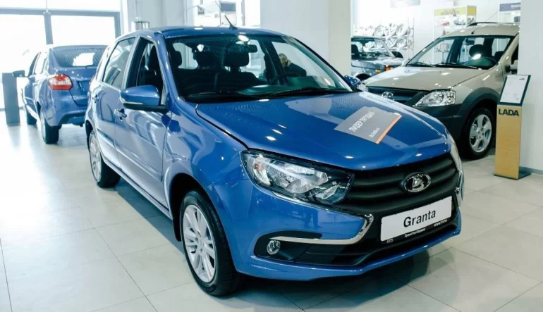 АВТОВАЗ планирует удержать цену до 700 тыс.рублей на бюджетную Lada Granta до конца 2023 года