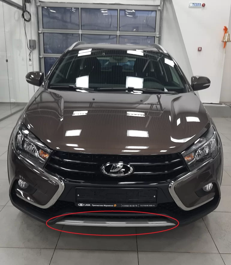 Какой код цвета у нижней серебристой накладки бампера?