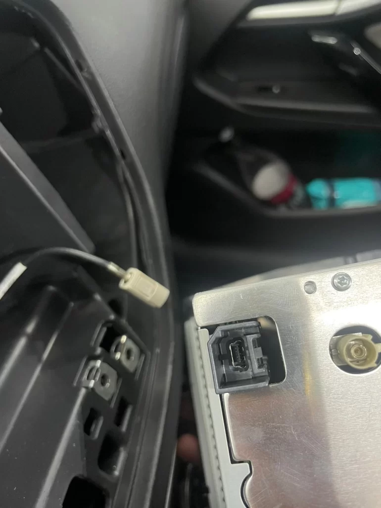 Где найти переходник для подключения штатной usb-aux розетки к магнитоле Весты?