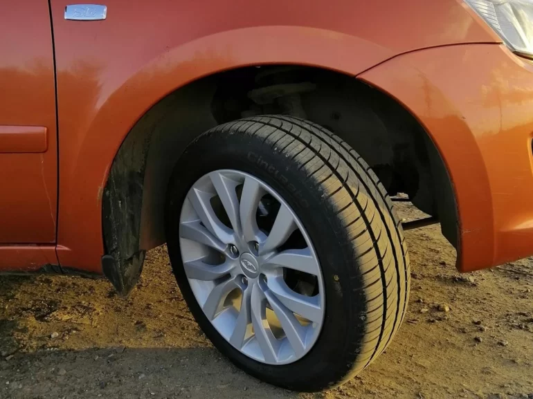 Скрежет при повороте руля вправо