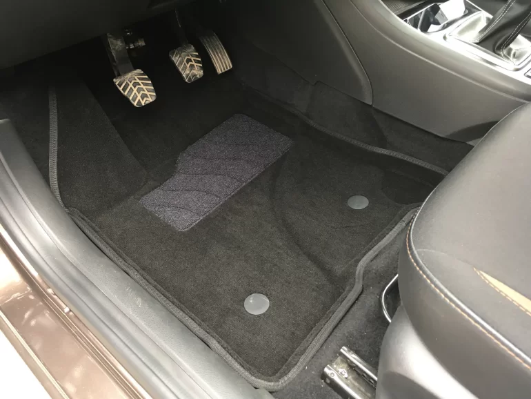 Как ведут себя текстильные коврики салона зимой?