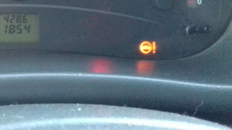 Горит значок усилителя руля и ничего больше не работает